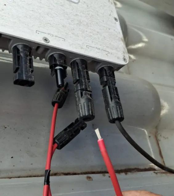 Cabo com a ponta do condutor exposta ao lado das entradas de conectores de um inversor