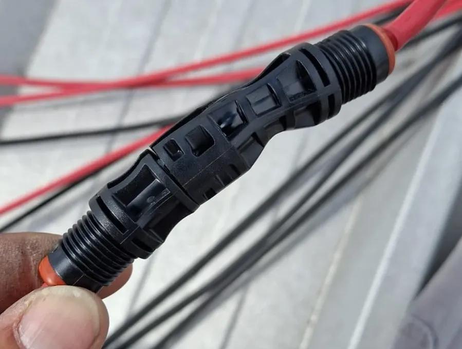 Par de conectores fotovoltaicos com o corpo entortado e amolecido pelo calor