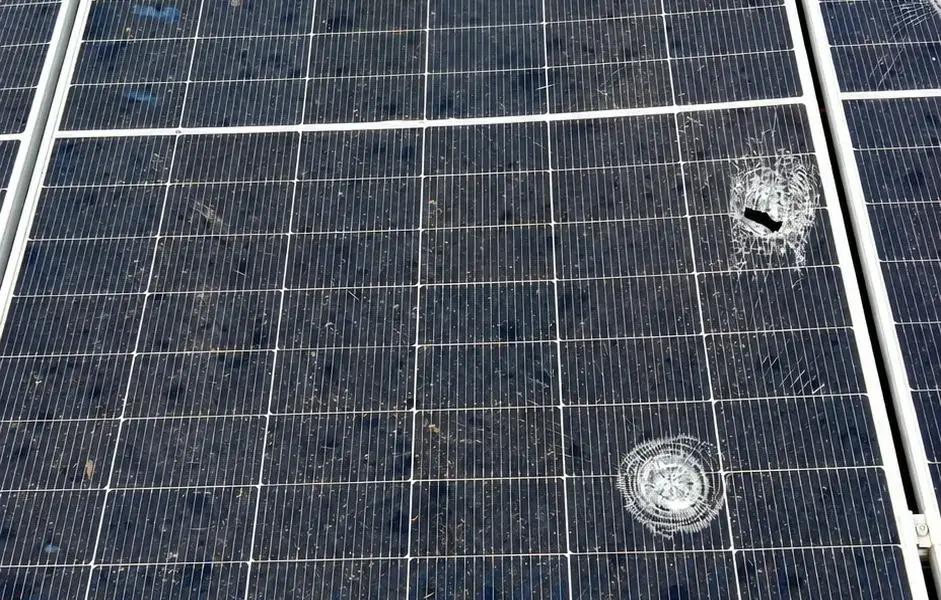 Módulo solar com o vidro estilhaçado em dois pontos de impacto de granizo