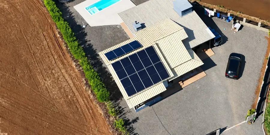 Residência em área rural de Morro Grande com catorze módulos solares no telhado, vista de drone