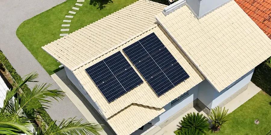 Residência em Tubarão com cinco módulos solares em duas águas do telhado, vista de drone