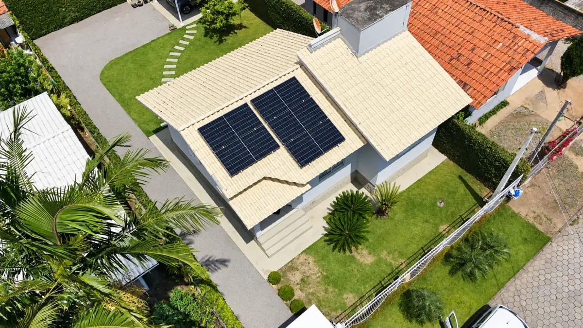 Residência com sistema solar no telhado, vista de drone